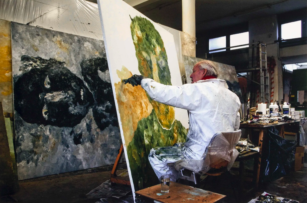 Der Künstler Armando bei der Arbeit in seinem Atelier